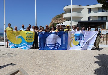 Vila do Bispo volta a hastear os galardões Bandeira Azul, Qualidade de Ouro e Praia Acessível