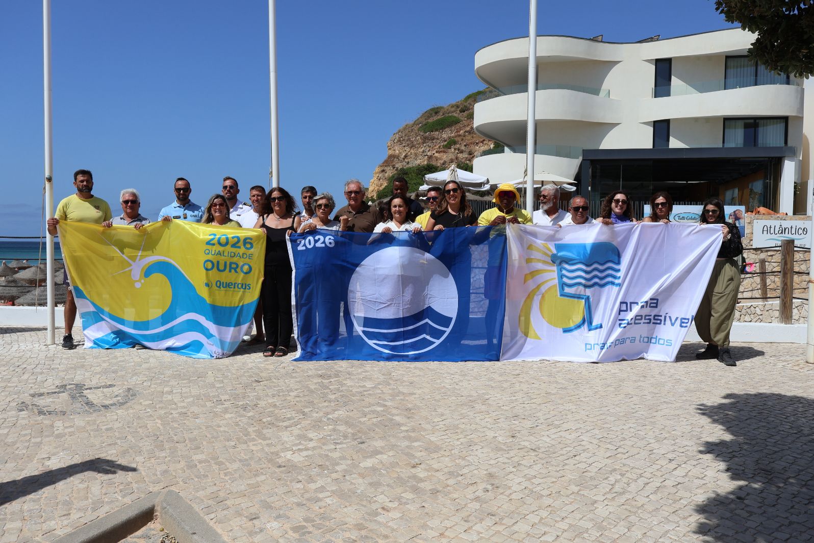Vila do Bispo volta a hastear os galardões Bandeira Azul, Qualidade de Ouro e Praia Acessível