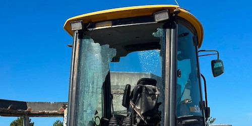 Retroescavadora, propriedade do Município de Aljezur, foi alvo de actos de vandalismo, no Vale da Telha