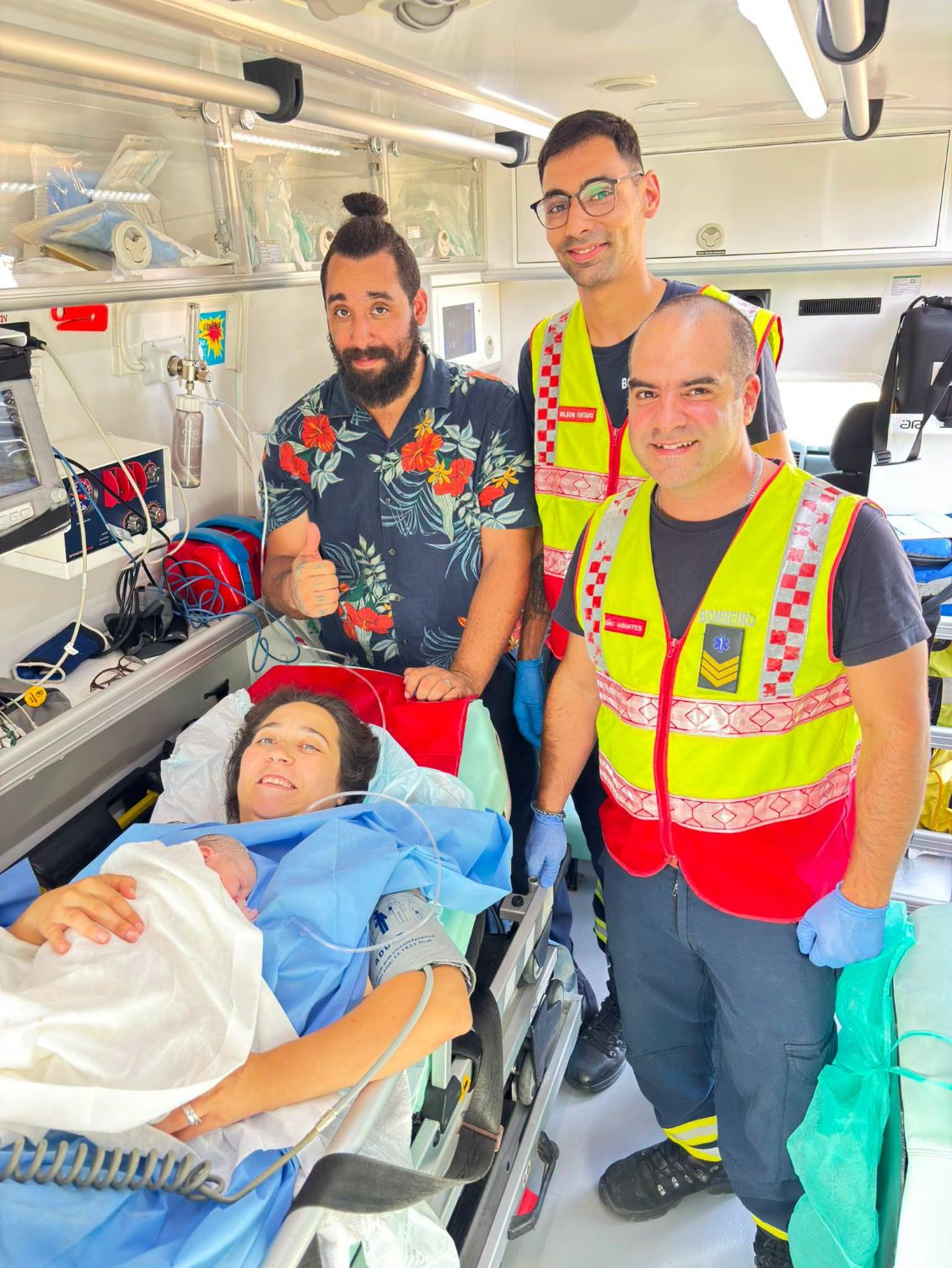 Tripulação da ambulância de emergência dos Bombeiros de Lagos realizam mais um parto com sucesso