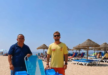 Câmara Municipal de Vila do Bispo substitui cadeira de rodas anfíbia na Praia da Salema