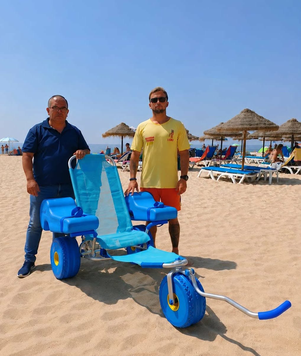 Câmara Municipal de Vila do Bispo substitui cadeira de rodas anfíbia na Praia da Salema