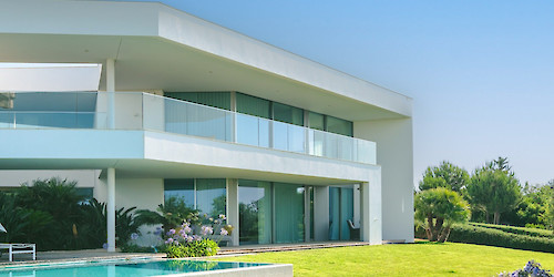 Villa Pernoi leva arquitetura de autor ao mercado residencial de luxo em Lagos