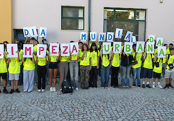 EMARP junta alunos e cantoneiras para assinalar o Dia Mundial da Limpeza Urbana