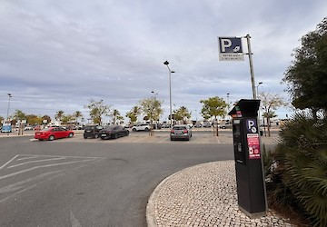 Portimão isenta estacionamento no Largo do Dique e Praia da Rocha em outubro