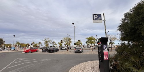 Portimão isenta estacionamento no Largo do Dique e Praia da Rocha em outubro