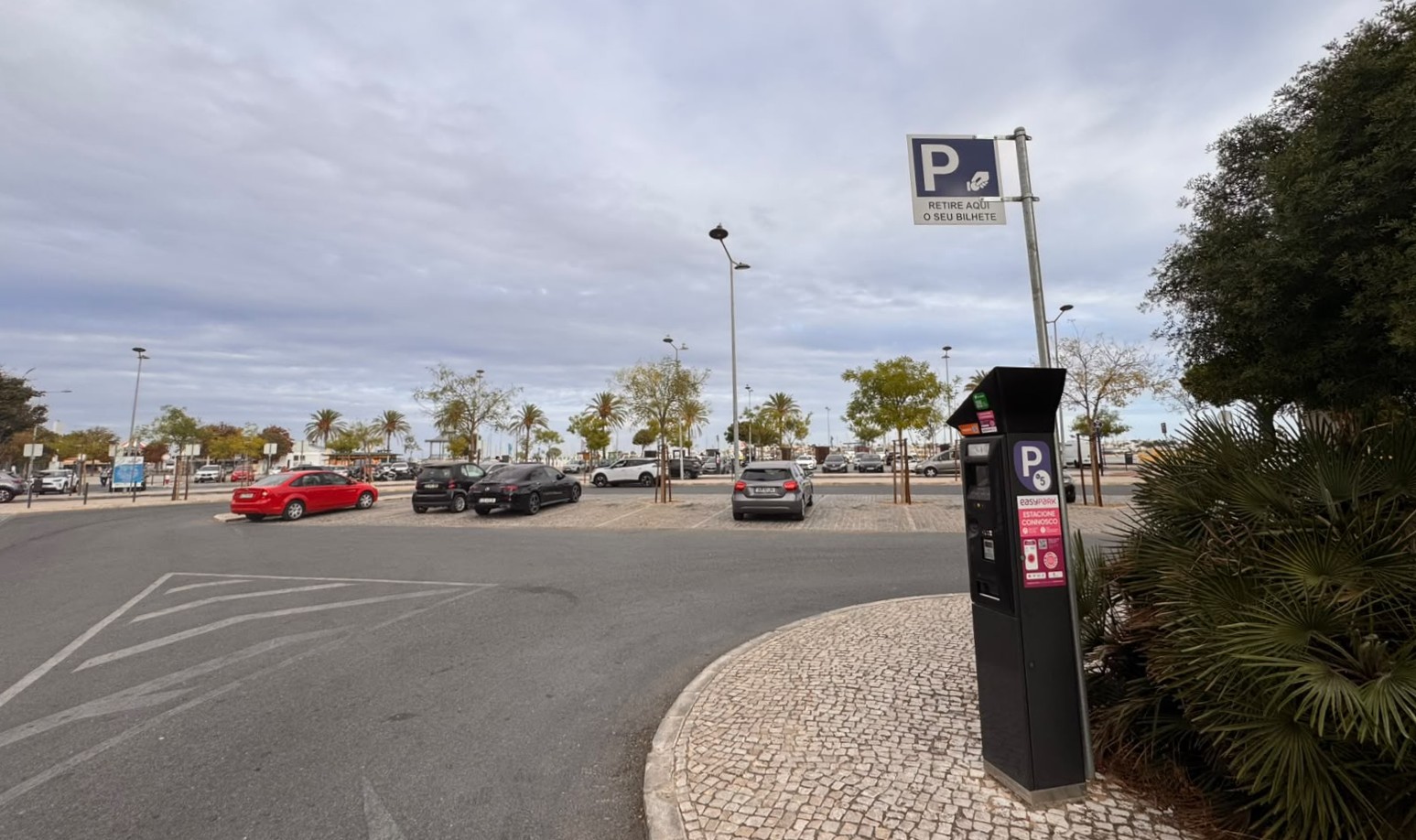 Portimão isenta estacionamento no Largo do Dique e Praia da Rocha em outubro