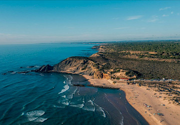 Costa Vicentina afirma-se como destino premium para o investimento imobiliário: procura mantém-se estável e compradores estrangeiros dominam
