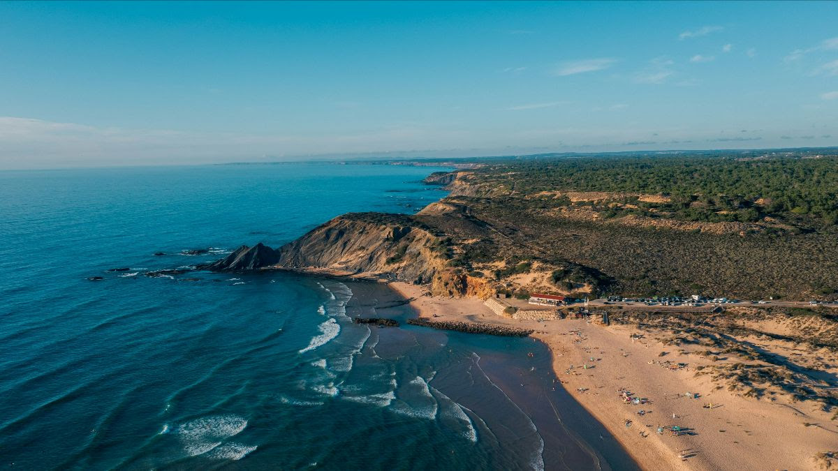 Costa Vicentina afirma-se como destino premium para o investimento imobiliário: procura mantém-se estável e compradores estrangeiros dominam