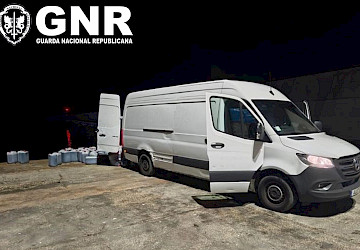 Operações da GNR de norte a sul travam redes marítimas de droga: 1 detido e apreendidas 9 viaturas, 2 armas de guerra e cerca de 10 000 litros de combustível