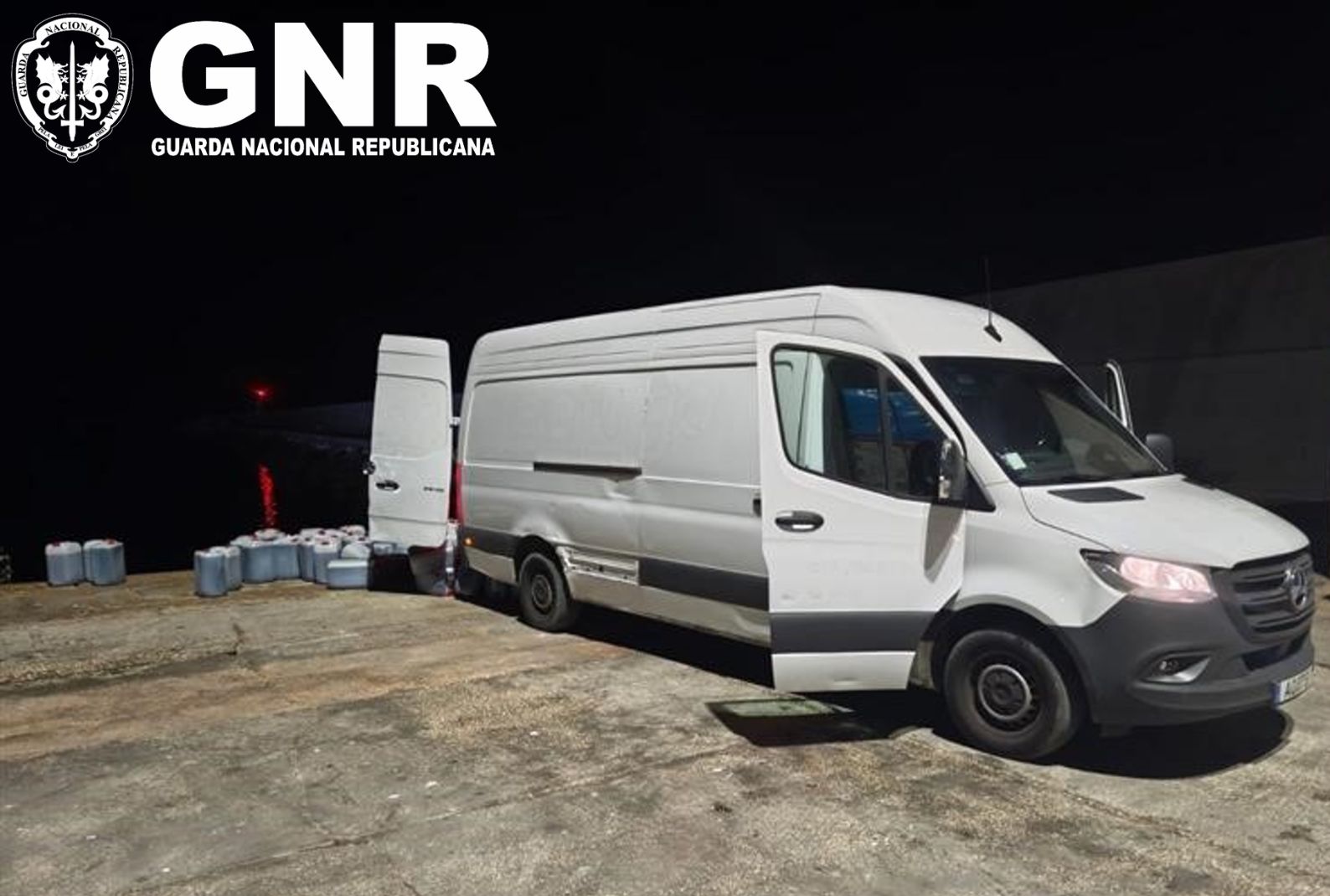 Operações da GNR de norte a sul travam redes marítimas de droga: 1 detido e apreendidas 9 viaturas, 2 armas de guerra e cerca de 10 000 litros de combustível