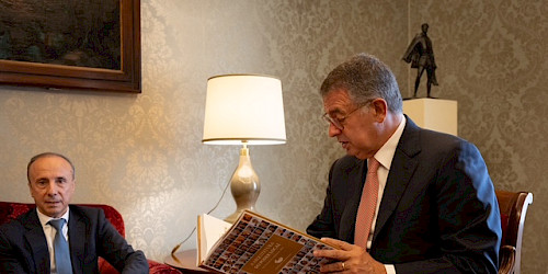 ANAM entrega ao Presidente da República livro que reúne contributos para o futuro do Poder Local