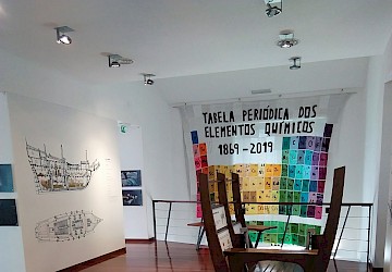 Fabulosa exposição de uma Tabela Periódica de 17 metros quadrados feita em croché no Centro Ciência Viva de Lagos