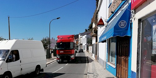 Trânsito intenso que atravessa a vila leva no sentido da viabilização de uma  variante de Aljezur