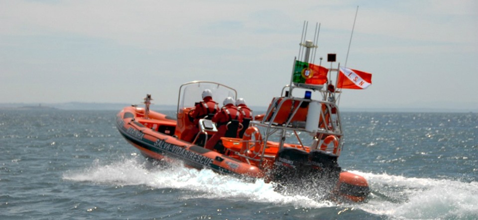Estação Salva-vidas de Sagres resgata três praticantes de actividades náuticas na praia do Beliche