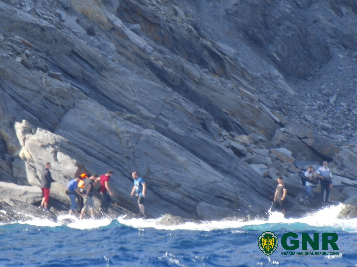 GNR detecta 9 migrantes encurralados na ilha de Inousses na Grécia