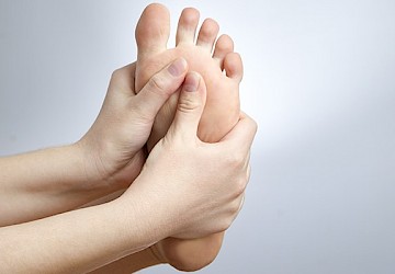 10 cuidados essenciais a ter com os pés dos idosos