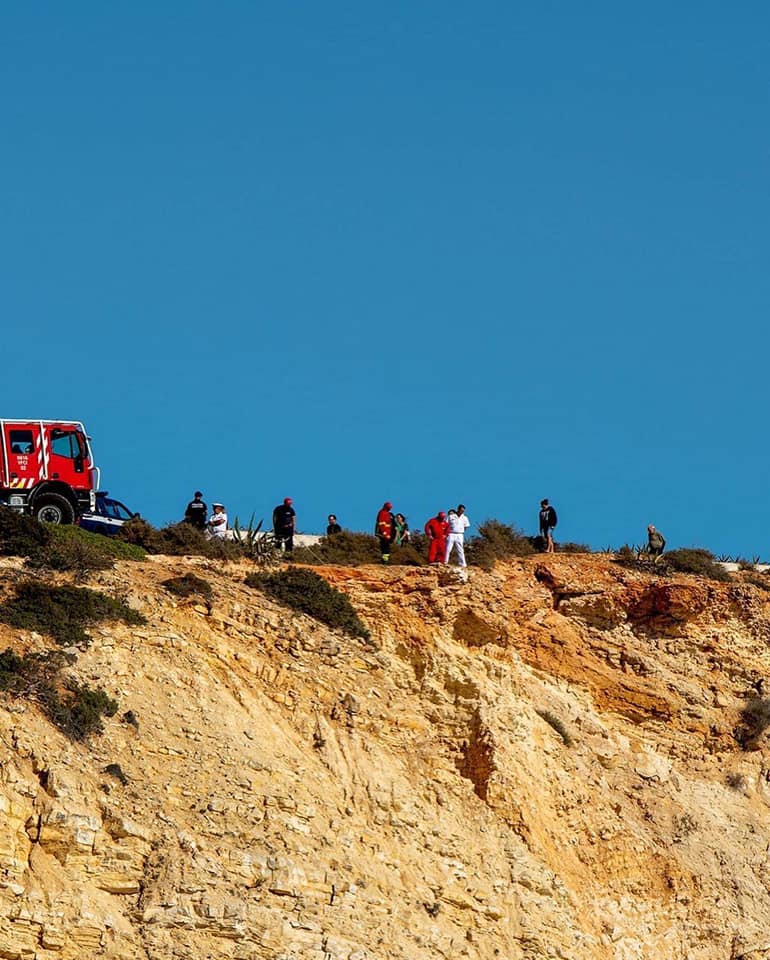 Turista inglês foi resgatado pelos Bombeiros de Vila do Bispo numa arriba da praia da Mareta em Sagres