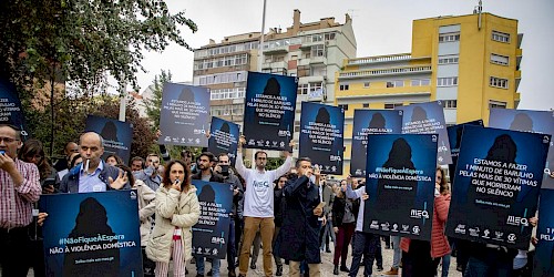 Milhares de pessoas respondem ao apelo de um minuto de barulho contra a violência doméstica