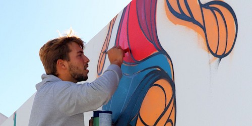 João Fernandes, artista Local pinta mural do polidesportivo de Aljezur