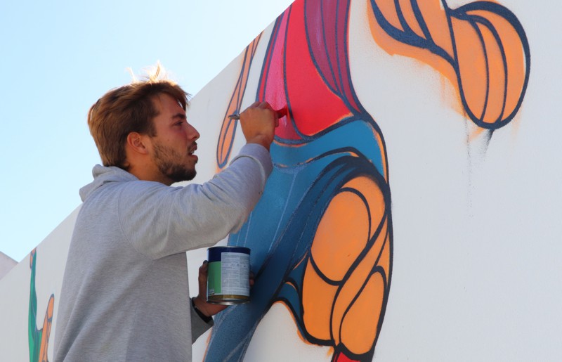 João Fernandes, artista Local pinta mural do polidesportivo de Aljezur