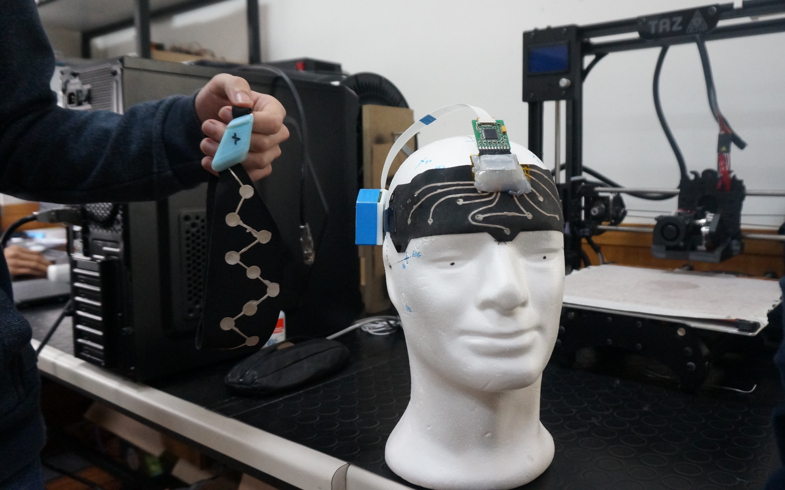 Investigador da UC desenvolve “EEG vestível” de baixo custo e reutilizável