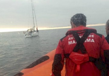 Estação Salva-vidas de Sagres auxilia veleiro preso em artes de pesca em Sagres