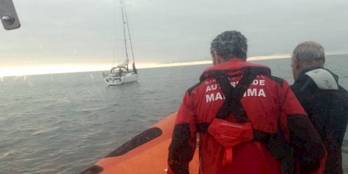 Estação Salva-vidas de Sagres auxilia veleiro preso em artes de pesca em Sagres