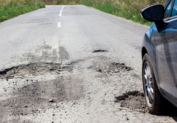 O que fazer se furar um pneu num buraco na estrada? A DECO informa...