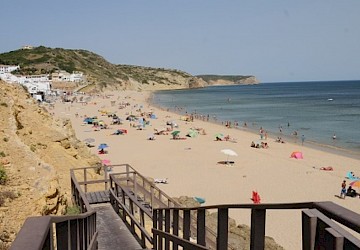 Relatório da Universidade do Algarve alerta para riscos na aquacultura projectada entre as praias da Salema e das Furnas, no concelho de Vila do Bispo
