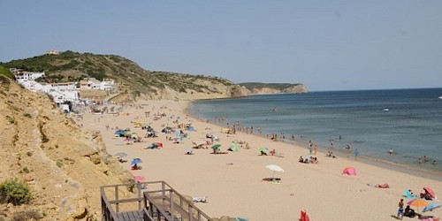 Relatório da Universidade do Algarve alerta para riscos na aquacultura projectada entre as praias da Salema e das Furnas, no concelho de Vila do Bispo