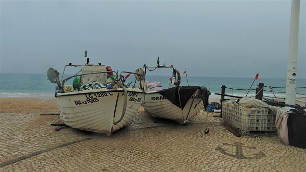 Reportagem com pescadores na Praia da Salema, unidos na contestação contra a nova aquacultura para mexilhão