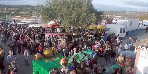 Carnaval de Odiáxere bate recorde com mais de 8.000 visitantes entre quase duas dezenas de carros alegóricos, animação para todos os gostos e o actor Pedro Barroso, ‘rei’ da festa, a levar os fãs ao rubro