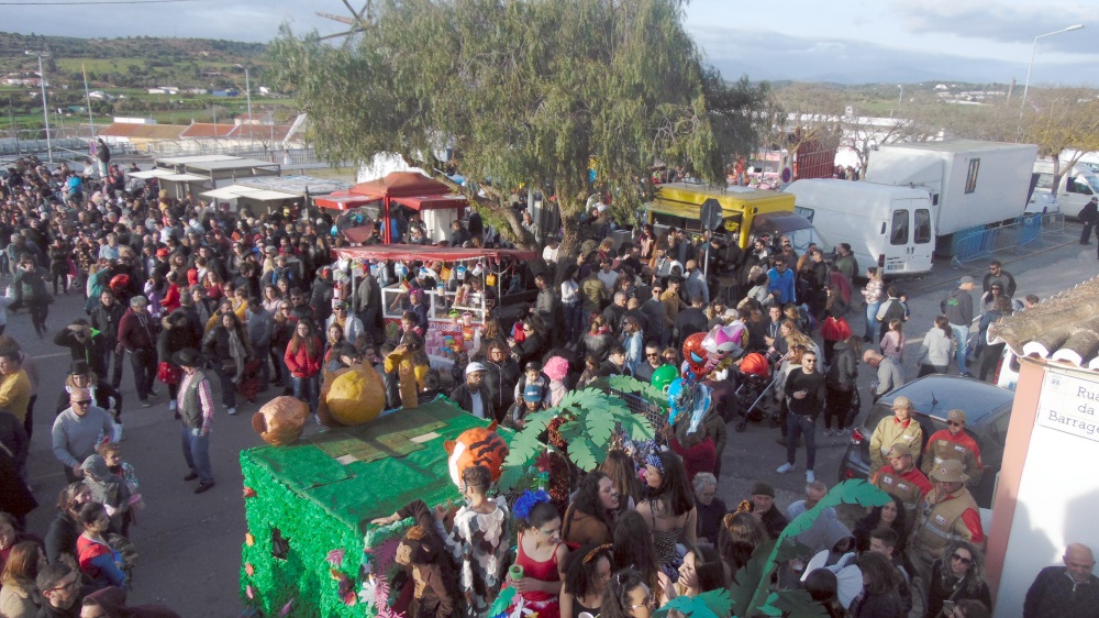 Carnaval de Odiáxere bate recorde com mais de 8.000 visitantes entre quase duas dezenas de carros alegóricos, animação para todos os gostos e o actor Pedro Barroso, ‘rei’ da festa, a levar os fãs ao rubro