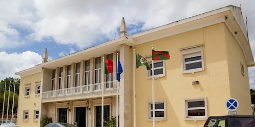 Assembleia Municipal de Vila do Bispo aprovou, por unanimidade, moção contra a instalação de estabelecimento de culturas em águas marinhas em mar aberto ao largo de Sagres (entre a Ponta do Barranco e a Praia da Salema)