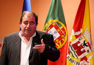 Presidente da Câmara Municipal de Albufeira emite despacho a isentar comércio das taxas de publicidade