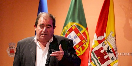 Presidente da Câmara Municipal de Albufeira emite despacho a isentar comércio das taxas de publicidade