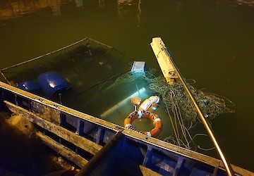 Autoridade Marítima Nacional auxilia e acompanha trabalhos de reflutuação de embarcação no porto de pesca de Quarteira