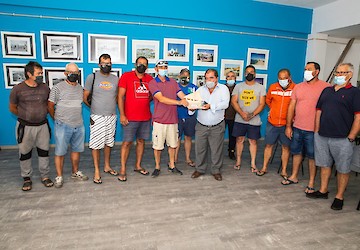 Câmara de Albufeira celebra dia nacional dos pescadores com oferta de uma obra de arte