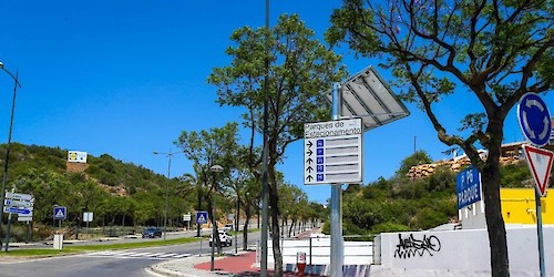 Albufeira instala sistema de encaminhamento e gestão de veículos a energia solar nos parques de estacionamento da cidade