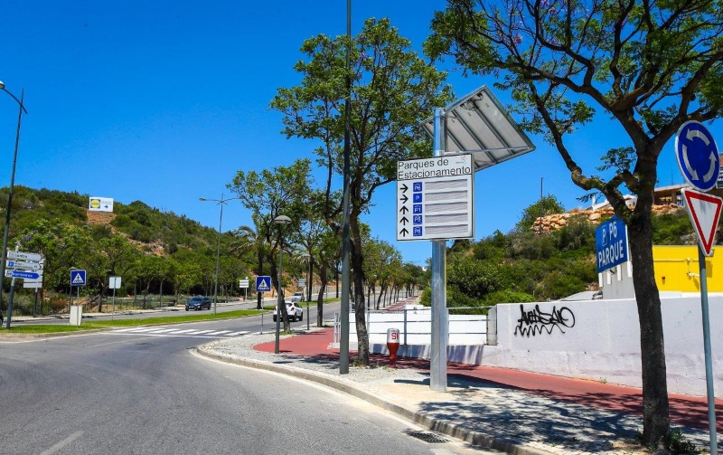 Albufeira instala sistema de encaminhamento e gestão de veículos a energia solar nos parques de estacionamento da cidade