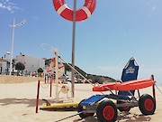 Cadeira anfíbia reforça acessibilidade na praia da Salema - 1