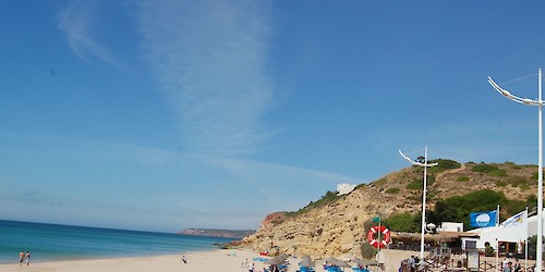 Cadeira anfíbia reforça acessibilidade na praia da Salema