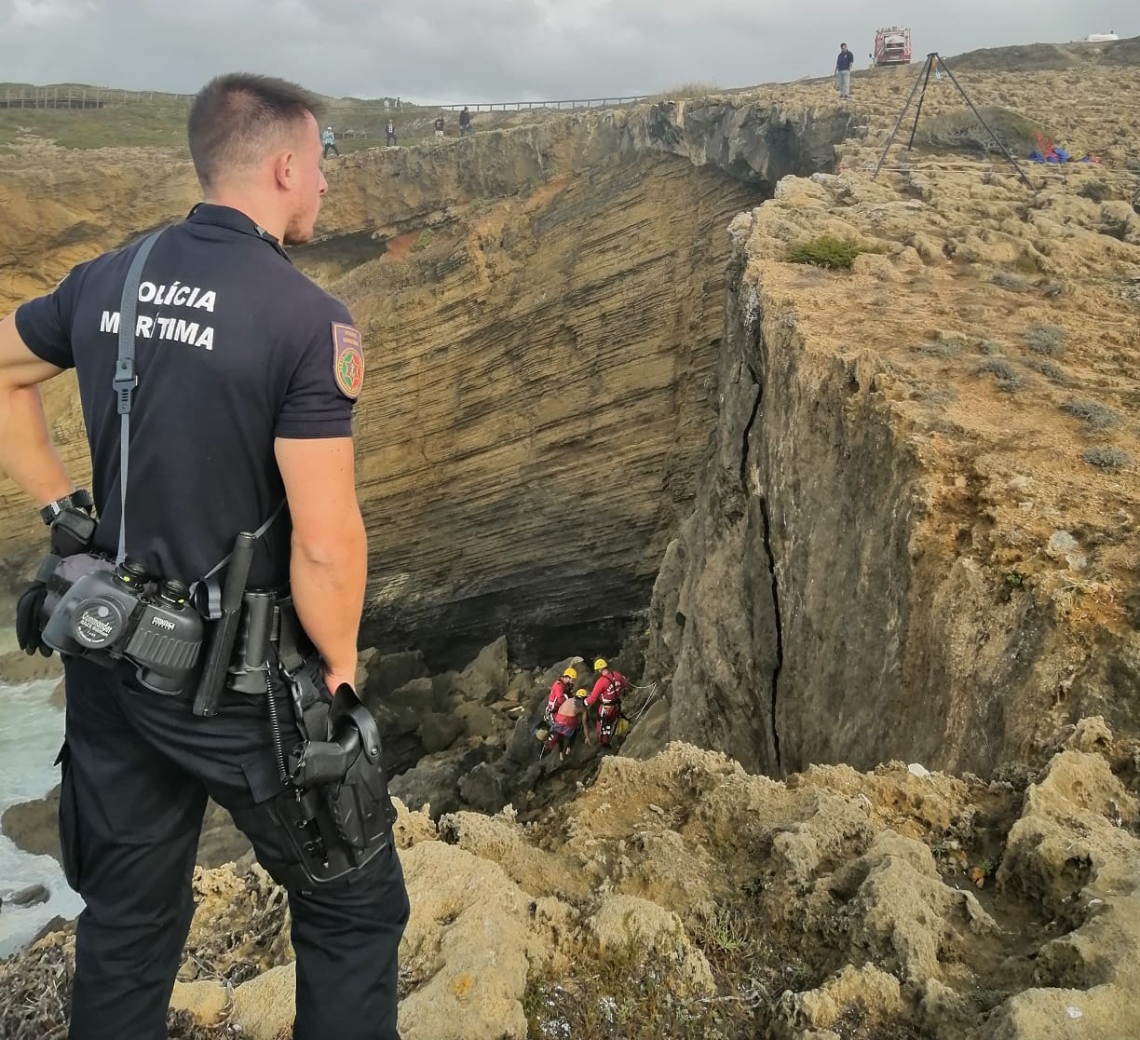 Autoridade Marítima Nacional auxilia surfista preso numa zona de falésia em Aljezur