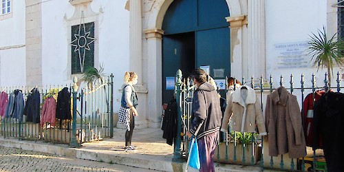 Iniciativa solidária em Lagos "Doar com Amor" entregou agasalhos pelo 2.º ano consecutivo