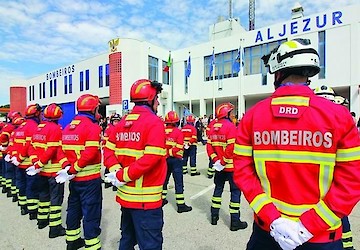 Câmara Municipal de Aljezur apoia bombeiros com financiamento de €52.234,84