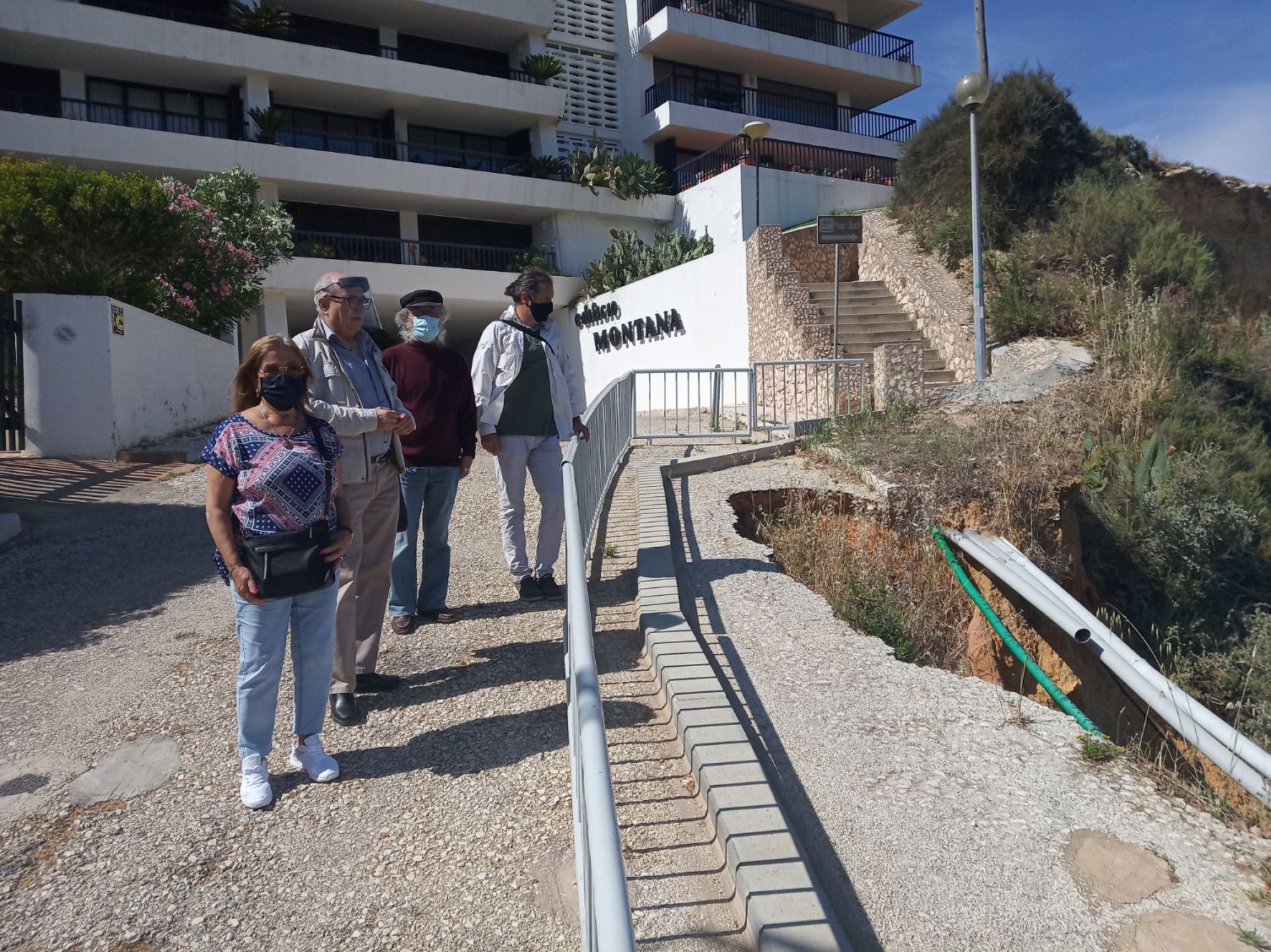 Delegação da CDU visita caminho público em risco de desabamento na Praia da Dona Ana