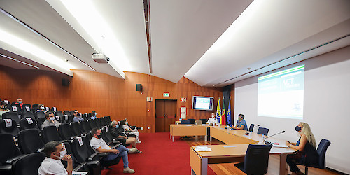 Acção conjunta "O Verão vai começar. Está a postos para arrancar?" da CML e ACT reuniu comerciantes e empresários locais