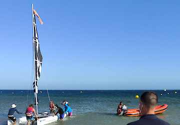 Estação Salva-Vidas de Sagres resgata dois tripulantes de catamarã na Praia do Burgau