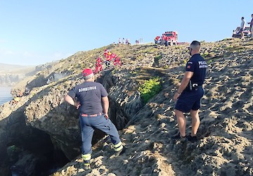 Mulher e criança resgatadas após serem arrastadas por agueiro na praia da Amoreira em Aljezur